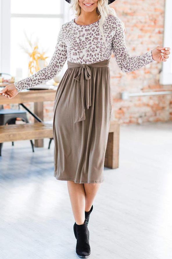 Robe tricotée à lacets et empiècements léopard