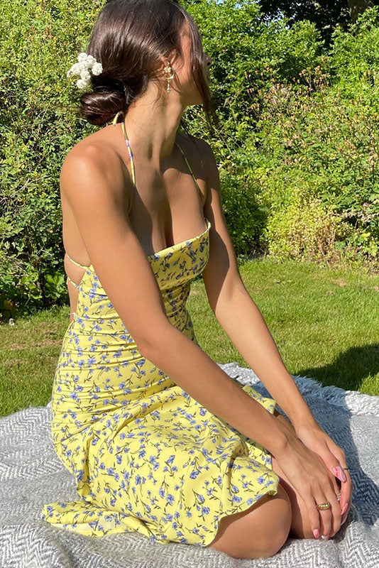 Robe fleurie à bretelles fendue dans le dos
