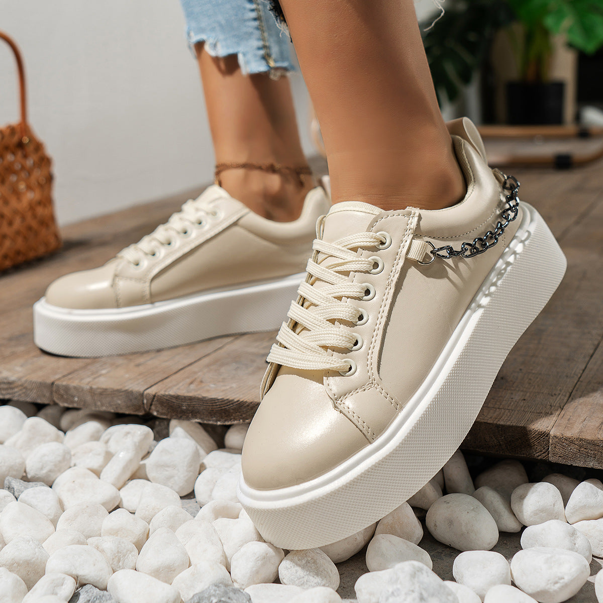 Zapatillas deportivas con plataforma y cordones con cadena metálica