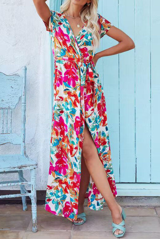 Robe fleurie brillante à manches courtes et col en V 
