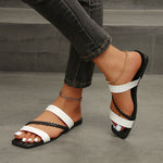 Pantoufles plates à brides croisées color block