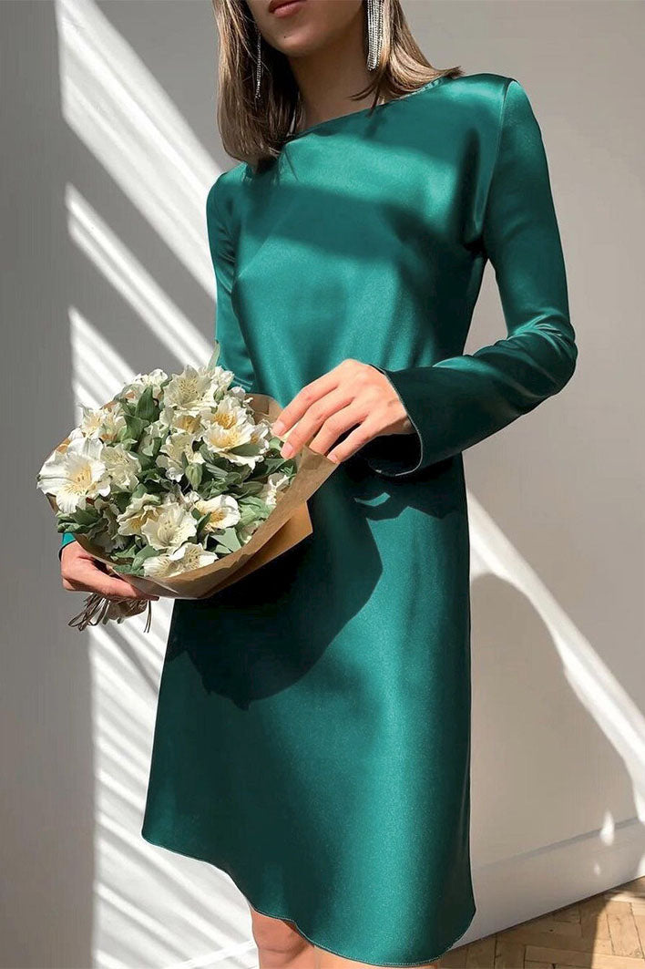 Vestido de cintura alta de satén con mangas acampanadas