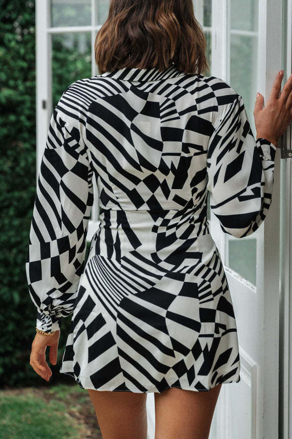 Langärmliges Kleid mit geometrischem V-Ausschnitt und unregelmäßigem Saum