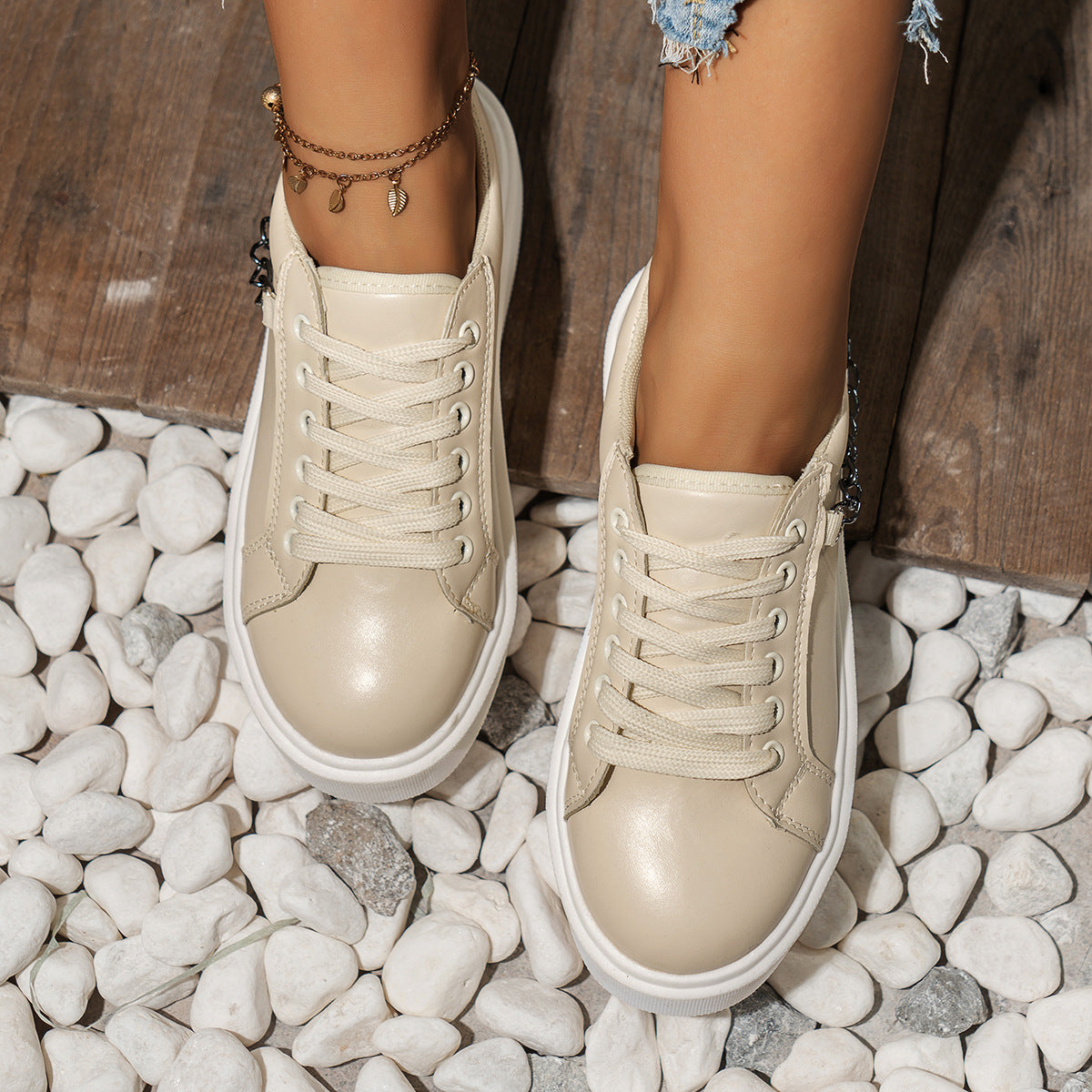 Zapatillas deportivas con plataforma y cordones con cadena metálica