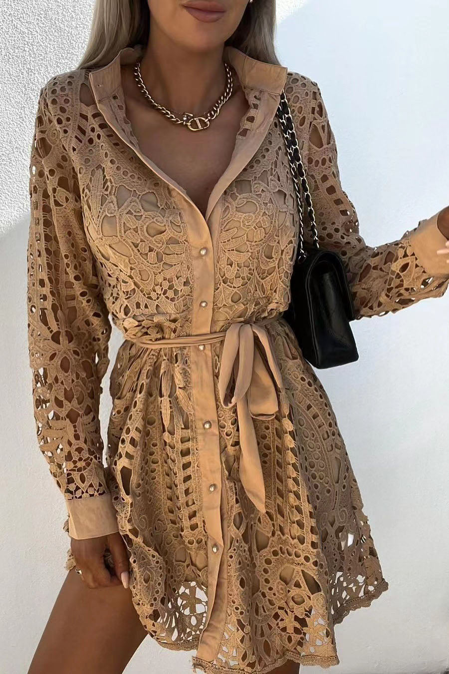 Sur la robe creuse en dentelle Up And Up