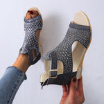 Offene römische Sandalen mit hohlen Strasssteinen