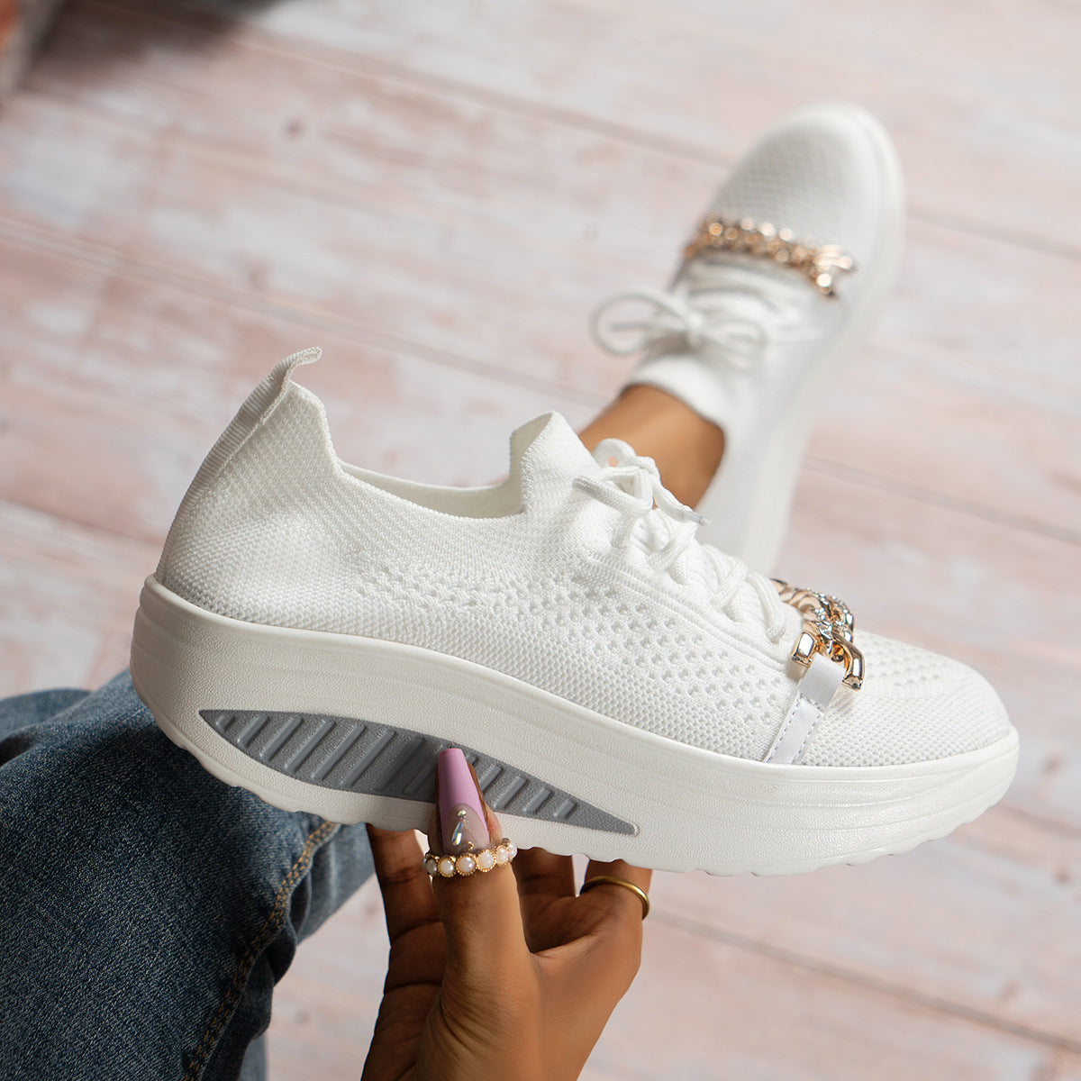 Flyknit-Sneaker zum Schnüren mit atmungsaktivem Obermaterial und Kettenkeil
