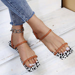 Pantoufles tressées à bout carré et bas léopard