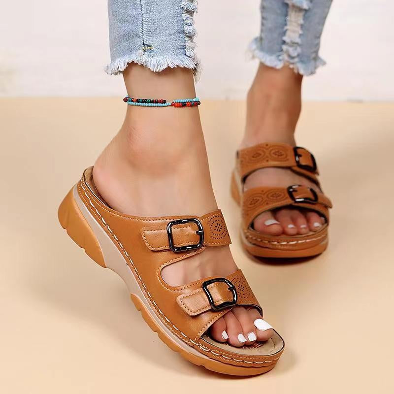 Hohl gravierte Sandalen mit Doppelschnalle