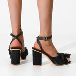 Sandalen aus Flanell mit Spitze, klobigem Absatz und Fliege