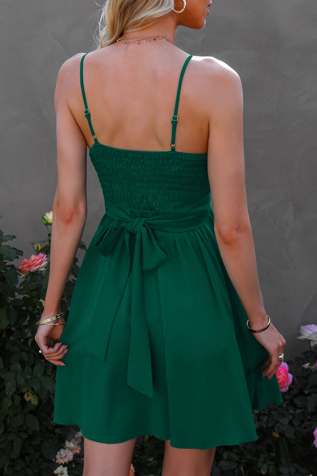 Rückenfreies Kleid mit Kreuzschleifenträgern vorne