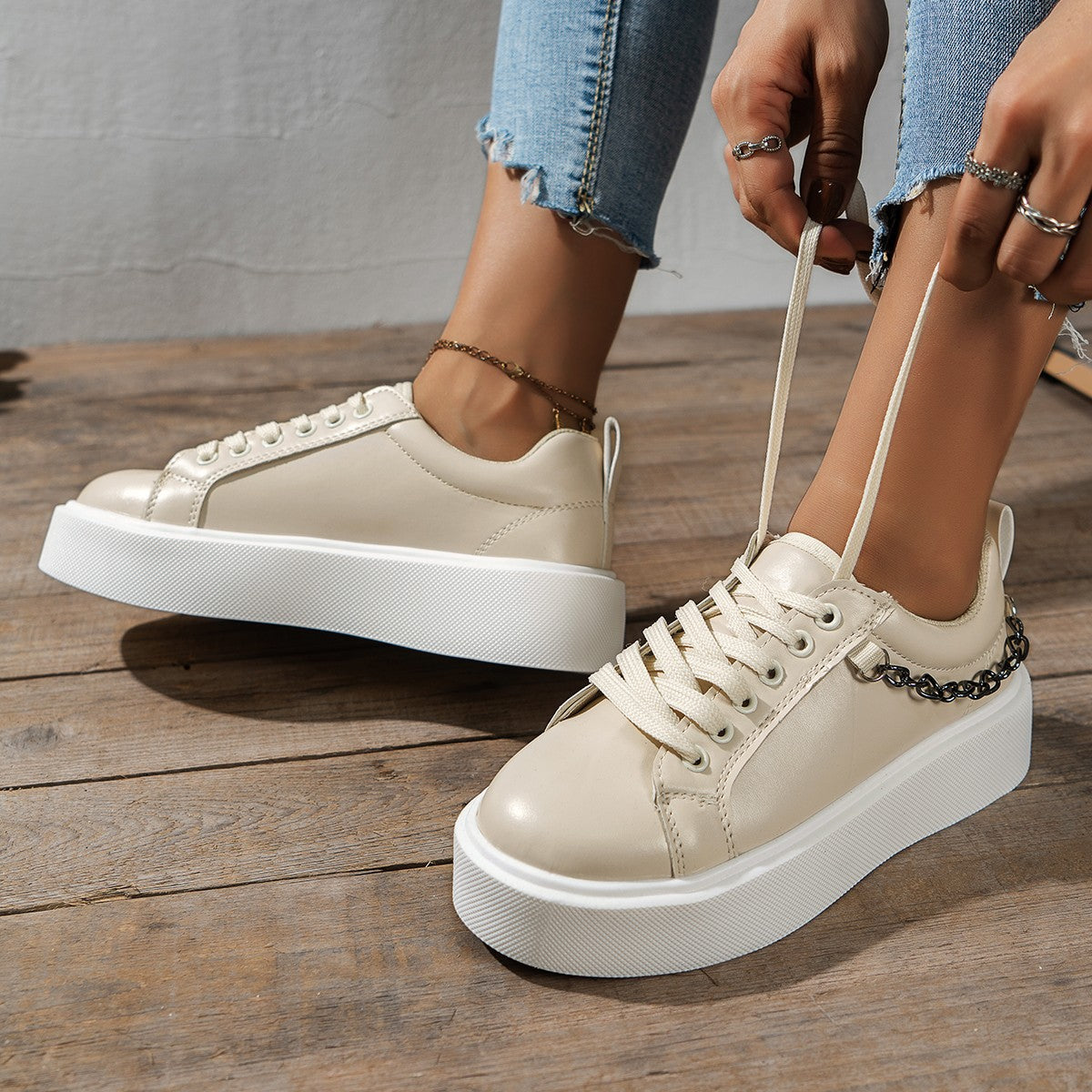 Zapatillas deportivas con plataforma y cordones con cadena metálica