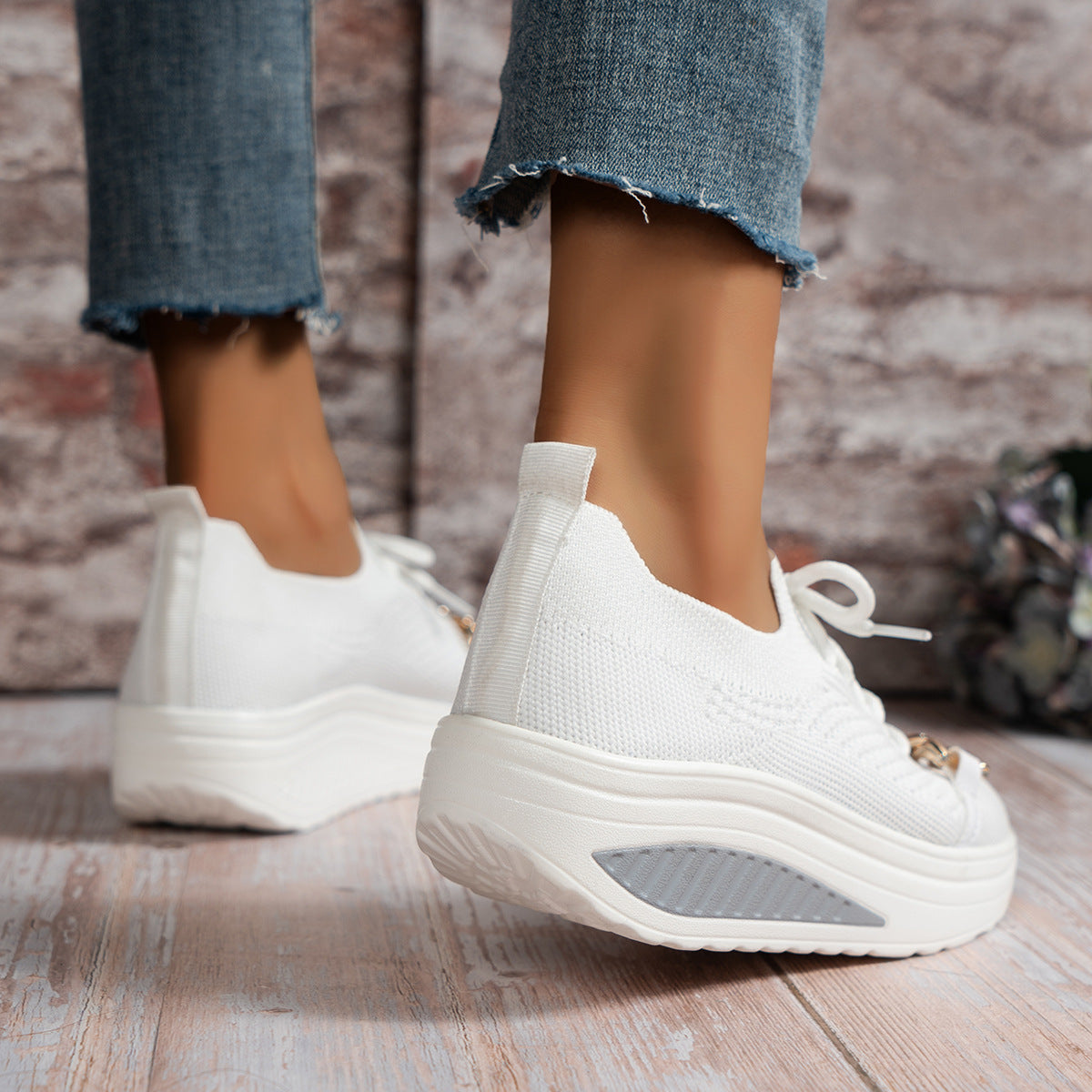 Flyknit-Sneaker zum Schnüren mit atmungsaktivem Obermaterial und Kettenkeil