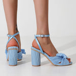 Sandalen aus Flanell mit Spitze, klobigem Absatz und Fliege