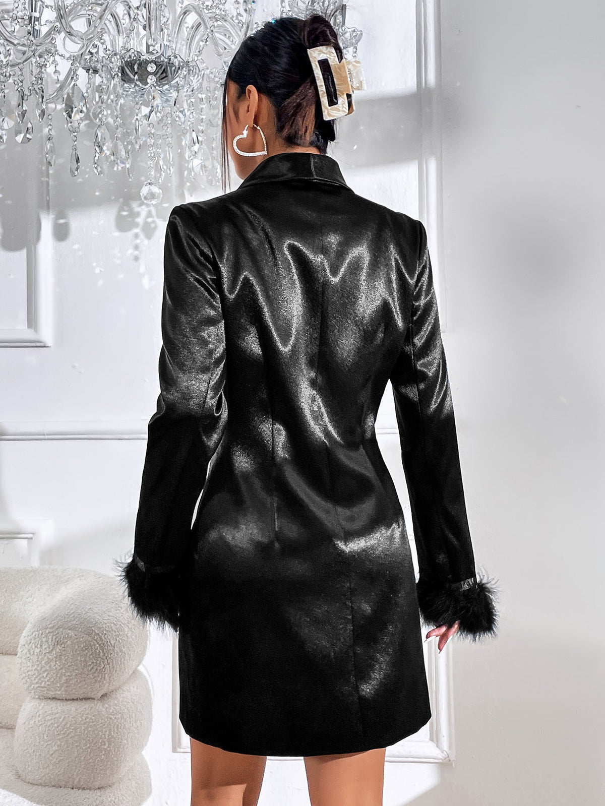Robe de costume noire en satin à double boutonnage et poignets en fourrure