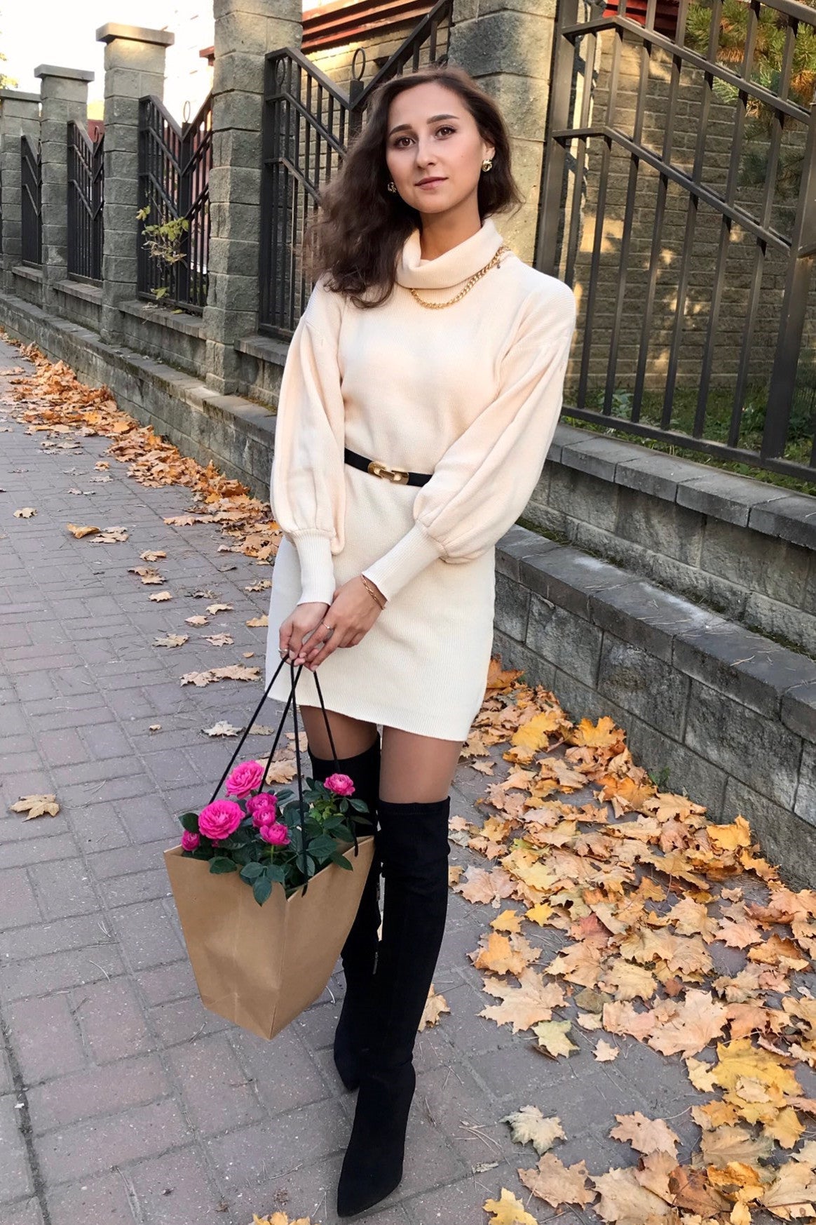Robe pull moulante en tricot à col roulé et manches lanterne