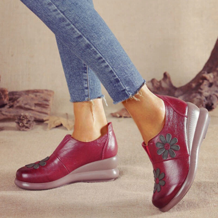 Mocassins compensés en cuir brodés de fleurs